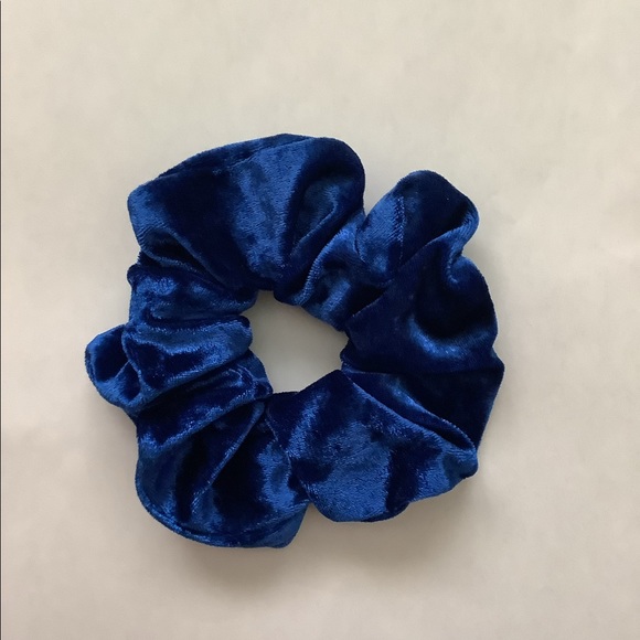 Soft velvet scrunchies - Picture 7 of 16